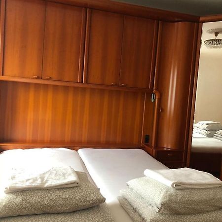 A Private Room In A Shared Apartment Вена Экстерьер фото