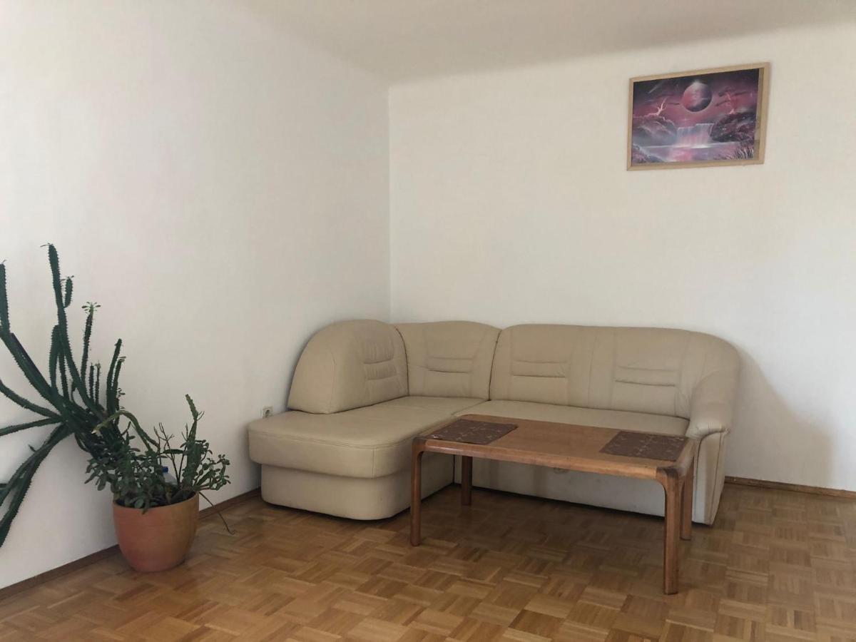 A Private Room In A Shared Apartment Вена Экстерьер фото